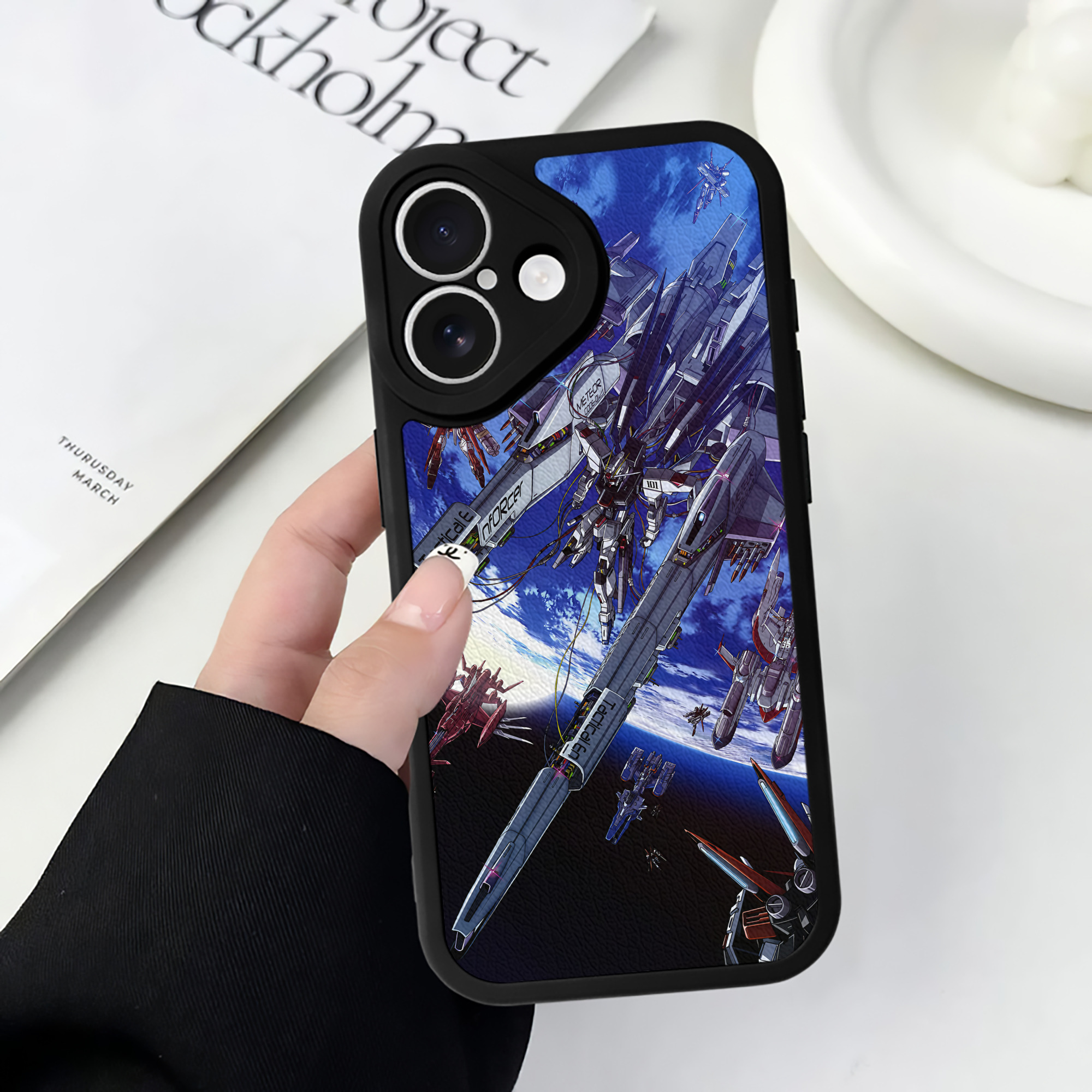 （画像用） 機動戦士ガンダム Mobile Suit Gundam 【iPhone 16シリーズ対応】シリコンスマホケース（レザー調） 材質：シリコン